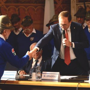 Il Presidente Grazioli e il rappresentante del Gruppo degli Alpini di Gessate